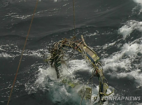 韓國防部23日表示，于本月21日又打撈了三塊朝鮮遠程火箭“銀河3”號的殘骸，打撈地點在之前打撈一級火箭氧化劑桶附近1-2公里海域內(nèi)。（圖片來源：韓聯(lián)社）