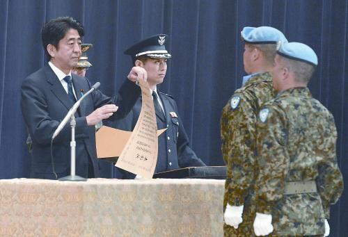 20日，日本首相安倍晉三向回國(guó)的戈蘭高地維和自衛(wèi)隊(duì)遞交政府獎(jiǎng)狀。安倍在儀式上稱，近年“日本周邊的安全保障環(huán)境更加嚴(yán)峻”，為此將修改《防衛(wèi)計(jì)劃大綱》，進(jìn)一步加強(qiáng)日美同盟。