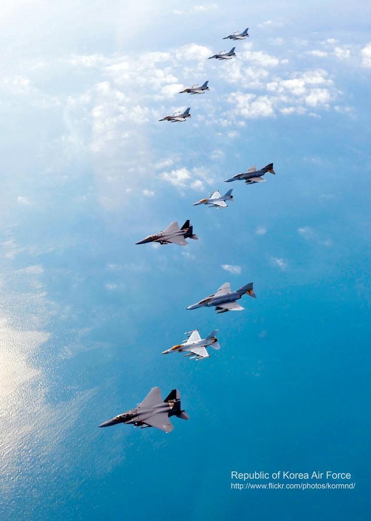圖為韓空軍KF-16戰(zhàn)機、F-4戰(zhàn)機、F-15K兩代三型戰(zhàn)機編隊升空練作戰(zhàn)。