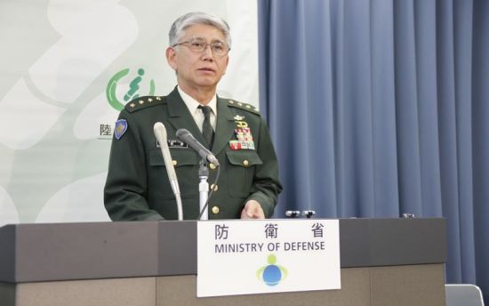 2月21日下午2點,日本陸上自衛(wèi)隊參謀長君塚榮治在防衛(wèi)省會見記者