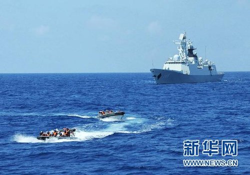 3月28日，十余名臨檢拿捕隊(duì)員從玉林艦出發(fā)，乘小艇駛向模擬可疑商船的艦只。