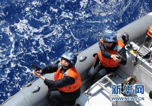 　3月28日，十余名臨檢拿捕隊(duì)員乘小艇駛至模擬可疑商船下方水面。