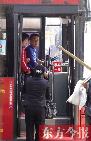 梅麗手持殘疾人證等車時(shí)，多次被司機(jī)婉言謝絕