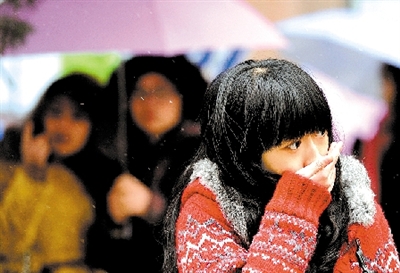 大學(xué)路附近，一位美女冷得縮起脖子。 晚報(bào)記者 馬健 圖