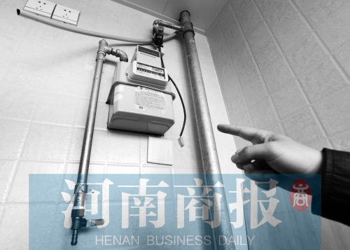 天然氣管裸露，有居民稱安裝好的燃?xì)庠罹咭恢遍e置