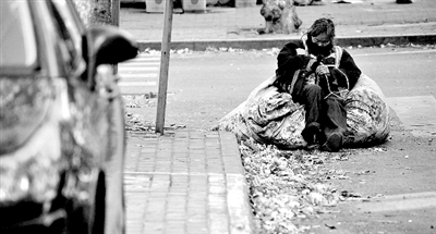 她靠在裝滿樹(shù)葉的大袋子上瞇了一會(huì)。