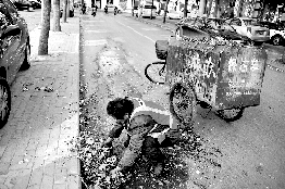 他不停清理著路邊的樹(shù)葉。