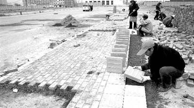 端午路正在鋪設(shè)人行道道磚，進(jìn)行工程收尾。