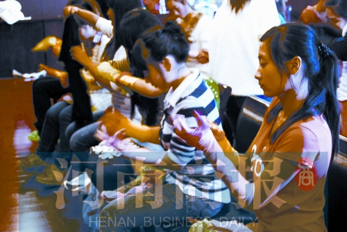 演出前，她們仔細(xì)檢查每一處細(xì)節(jié)