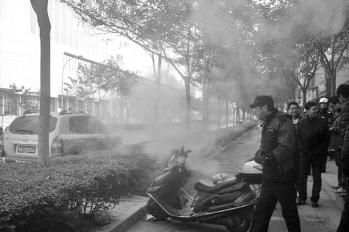 暖氣管爆裂，熱水熱氣從花壇中噴出。