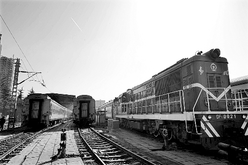 　　鄭州車輛段，擦拭一新的列車整裝待發(fā)。