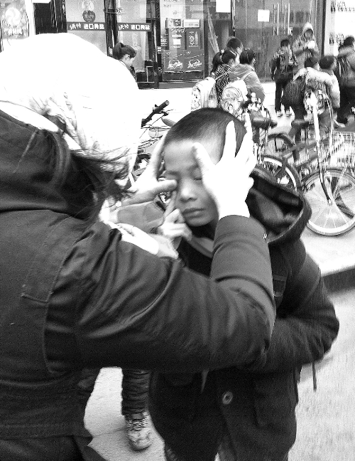 春天風(fēng)沙大，一孩子被風(fēng)沙瞇了眼