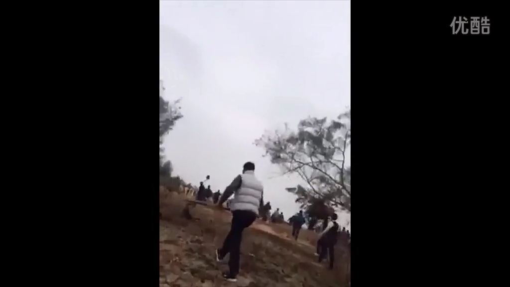 廣東退休官員修墓被指破壞鄰居祖墳風(fēng)水，雙方百人火拼現(xiàn)槍聲