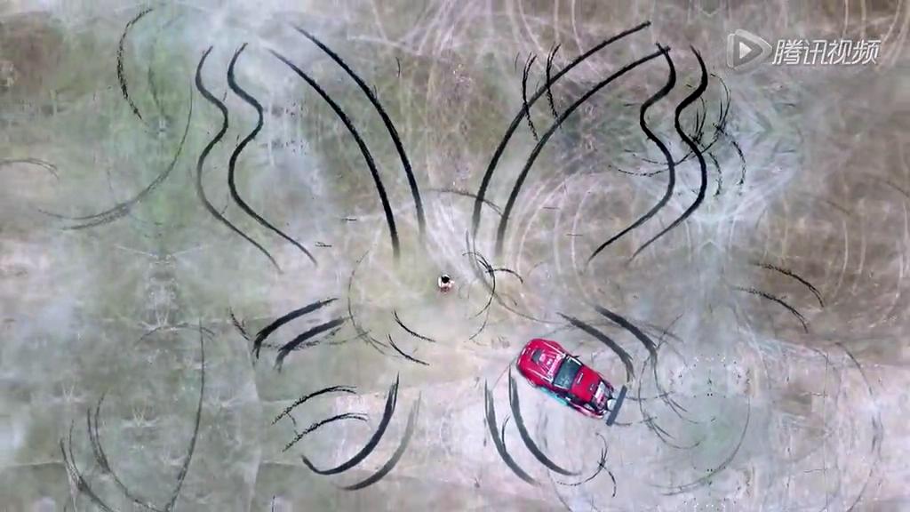 真人版“藤原拓?！崩@美女飄移輪印畫蝴蝶