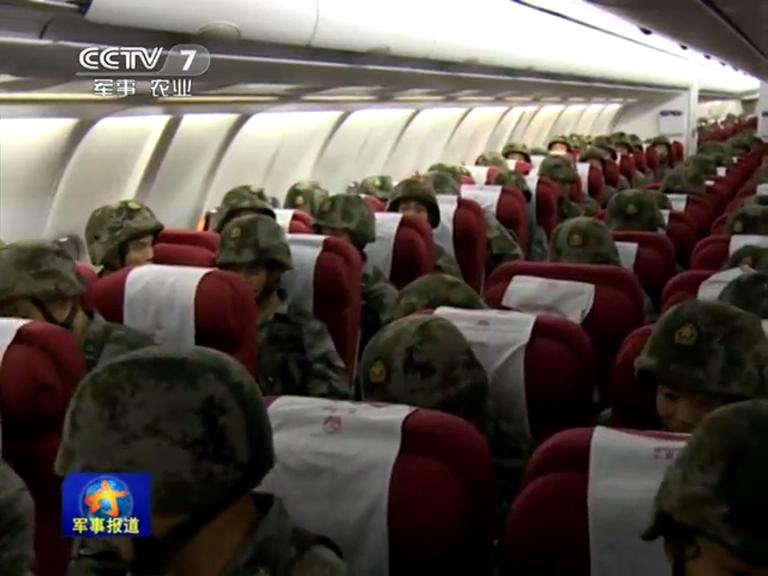實(shí)拍萬(wàn)名解放軍坐客機(jī)火車(chē)赴青藏高原集結(jié)