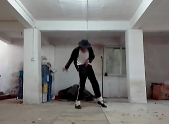 農(nóng)民工也愛邁克杰克遜！地下室模仿MJ經(jīng)典舞步