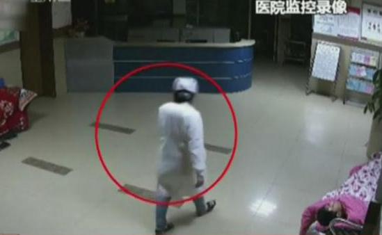 假護(hù)士偷嬰兒 剛出門(mén)就傻了