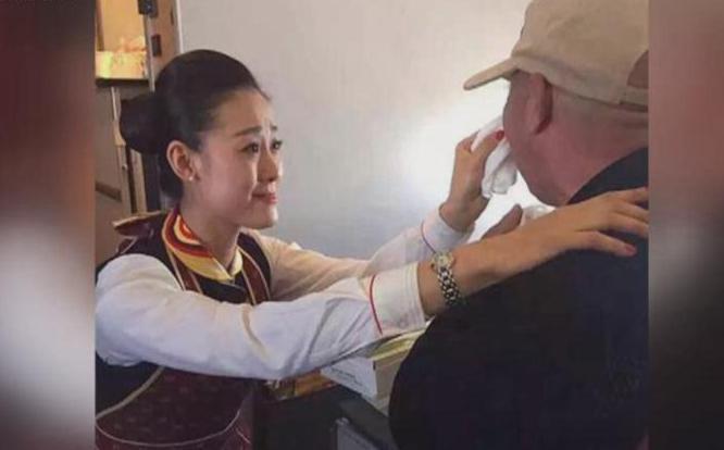 贊！空姐跪地喂河南老人吃飯