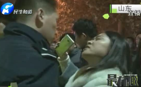 交警查車(chē)時(shí) 女子忙“表白”