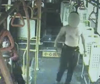 上車光膀子 這是要干啥？