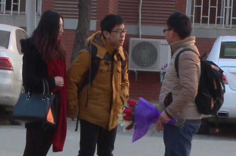 美女請你假裝其男友拒絕追求者，你會怎么辦？