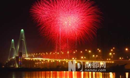  ?？谑忻癯赃^(guò)了年夜飯,到西海岸燃放觀(guān)賞煙花是近年來(lái)興起的一大潮流。