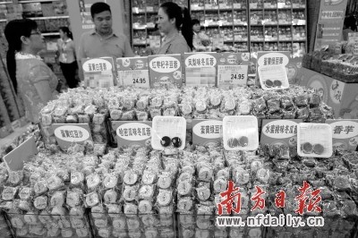 散裝月餅因其實惠的價格、豐富的口味而受到市民的青睞。