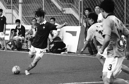 只要有球踢，小伙子們就很高興