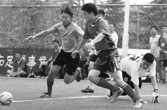 鄭州航院隊(duì)與鄭州經(jīng)開(kāi)正和隊(duì)的比賽，可謂是學(xué)生軍和朋友隊(duì)之間的強(qiáng)強(qiáng)對(duì)決