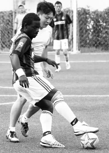 黑人小伙維安雖然沒有進球，但其在場上展現(xiàn)出來的個人能力，贏得了對手的稱贊