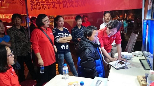 小男孩走失，移動員工幫他們找 親人