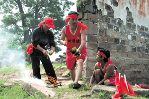 龍王廟前祭拜。