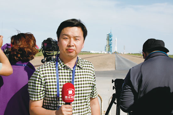 劉瑞鋒回憶，從“神舟十號”在視線中出現(xiàn)到消失的兩分鐘內(nèi)，他們的兩臺攝像機(jī)、一臺照相機(jī)就在不停地拍、拍