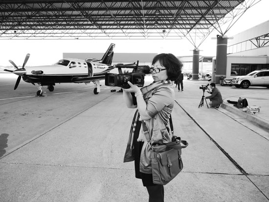 河南電視臺都市頻道報道部主管時舜英拍攝孟菲斯國際機(jī)場