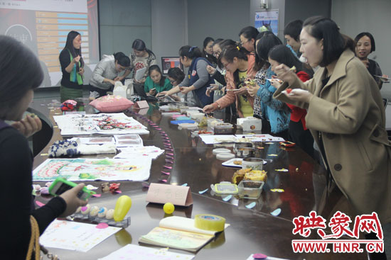 比賽現(xiàn)場熱鬧非凡，各位女神競相展示自己的作品