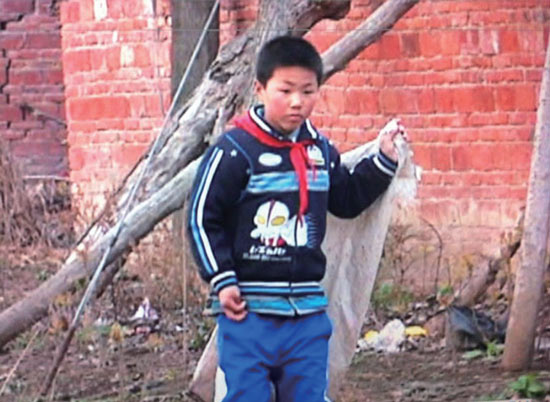 有時候，浩浩會拿著蛇皮袋撿些垃圾賣錢視 頻截圖