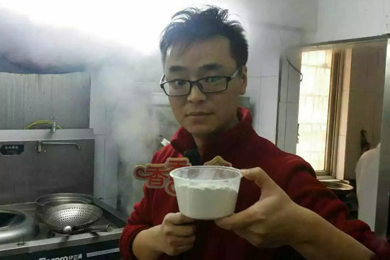 小飛手里端的是什么材料？