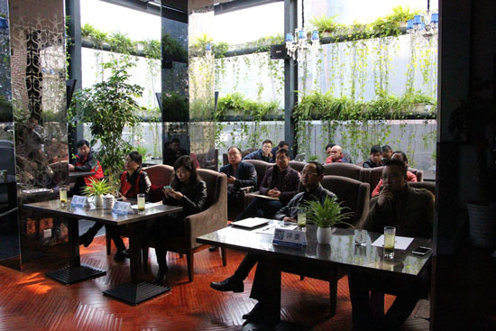 《創(chuàng)業(yè)星工廠》第二季海選現(xiàn)場，評委們認真聽取創(chuàng)業(yè)者的項目介紹