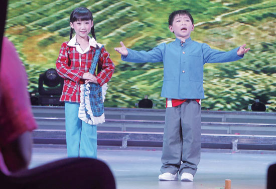 孩子們的表演有模有樣，讓人忍俊不禁