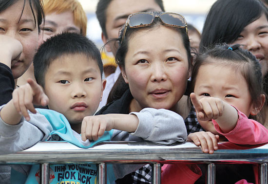 《對9當(dāng)歌》吸引眾多市民駐足觀看