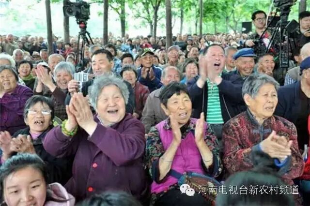 藝術(shù)家賣力演出，觀眾高聲叫好