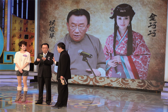 侯耀華、金巧巧在節(jié)目錄制現(xiàn)場《知根知底》供圖