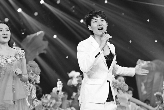 在青歌賽頒獎(jiǎng)盛典上，王晰的超炫男低音再次引爆全場