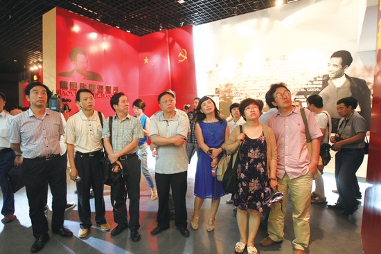 河南電視臺(tái)、河南人民廣播電臺(tái)、河南省詩歌學(xué)會(huì)的專家、詩人、記者等數(shù)十人赴蘭考焦裕祿紀(jì)念園采風(fēng)學(xué)習(xí)