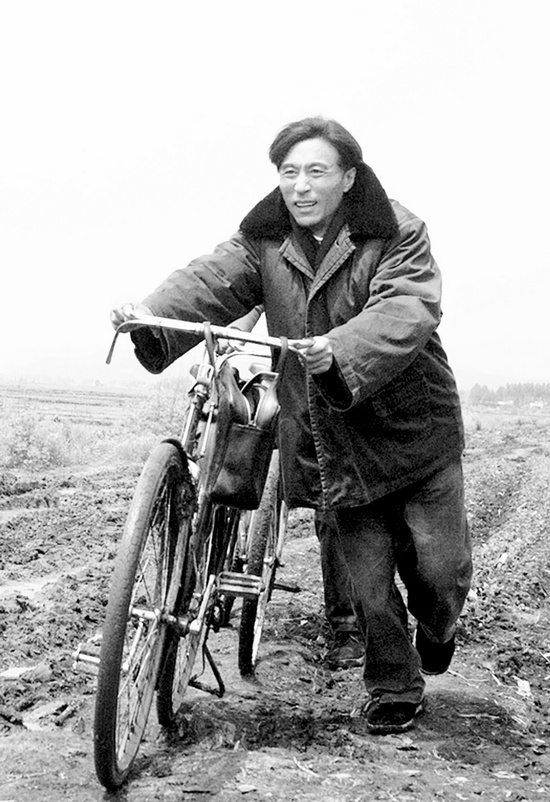 怕乘汽車跑太快聽不見群眾說話，焦裕祿下基層總是靠自行車 《焦裕祿》劇照