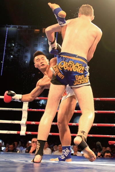 河南電視臺(tái)《武林風(fēng)》欄目走進(jìn)新疆，把比賽現(xiàn)場(chǎng)搬到了新疆建設(shè)兵團(tuán)農(nóng)十三師紅星廣場(chǎng)