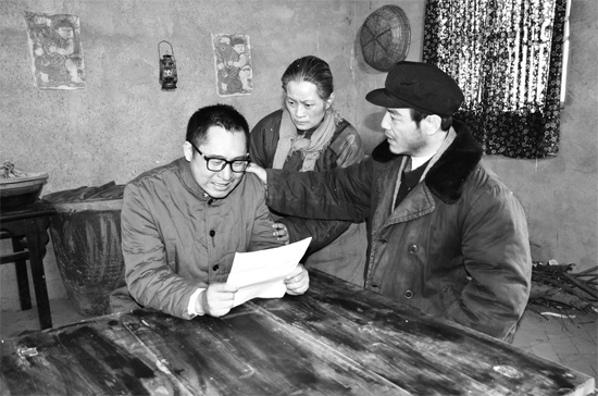 《焦裕祿》拍攝現(xiàn)場(chǎng)，演員穿著冬裝拍戲