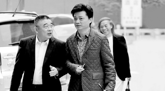 錢文忠（左）、小崔、蔡志忠（后）三位大咖步入錄制現(xiàn)場