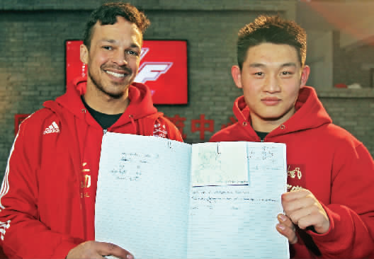 　　約瑟夫手繪了每個(gè)選手的肖像，認(rèn)認(rèn)真真地用字母拼寫(xiě)出選手的中文名字附注?！翱矗@個(gè)是鄭召玉喲”