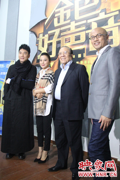 林依輪、李玲玉、楊洪基三位評(píng)委導(dǎo)師以及主持人孫國慶接受媒體采訪